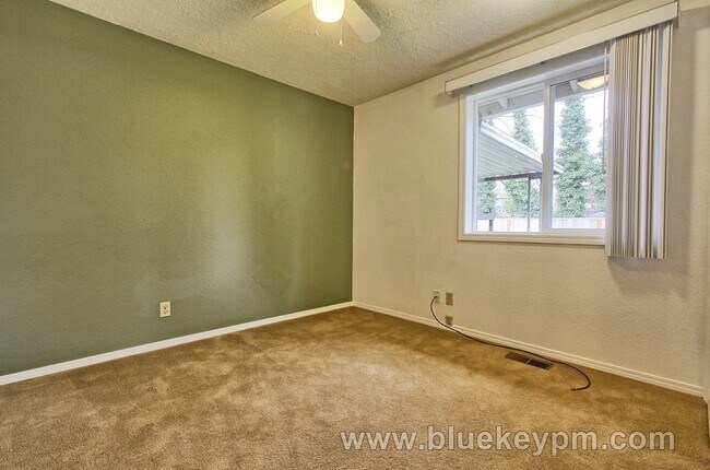 Building Photo - 3 Bed, 2 Bath home in Milwaukie