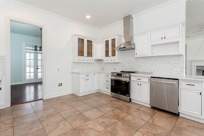 Building Photo - 2000 Le Mans Dr