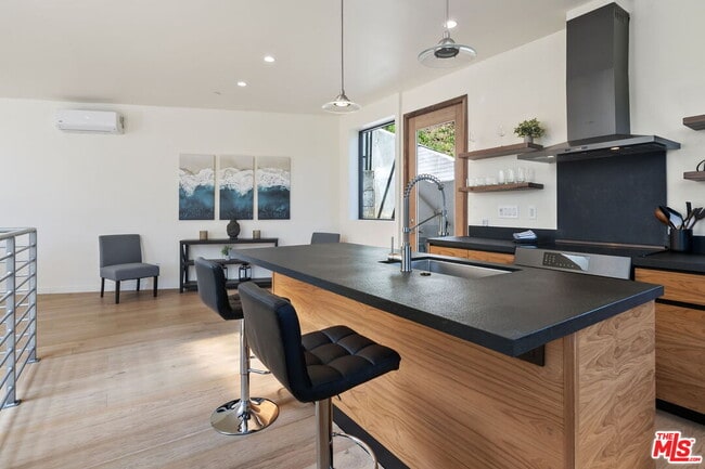 Building Photo - 3843 Rambla Pacifico St
