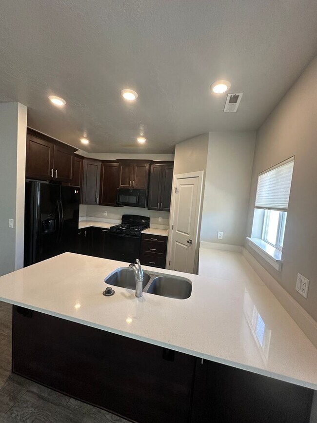 Building Photo - Charming Townhome