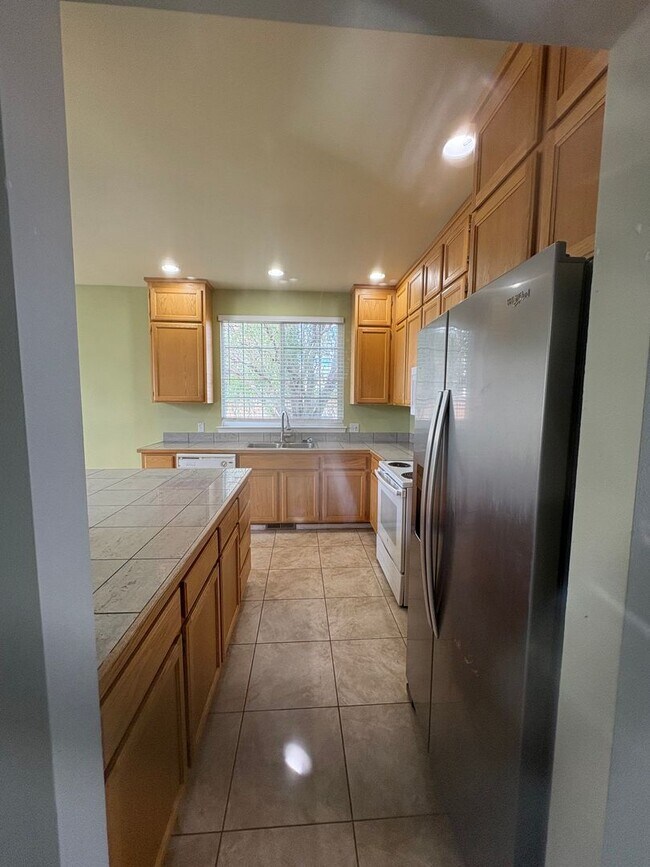 Building Photo - Reduced Rent!