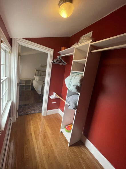 Building Photo - 14 Oak St