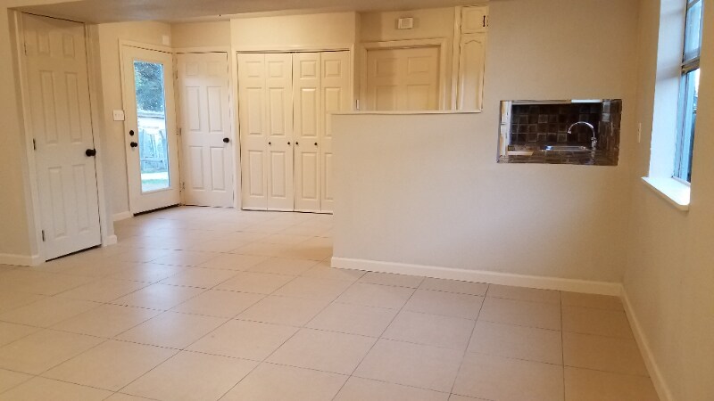 Building Photo - 422 Globe Ave