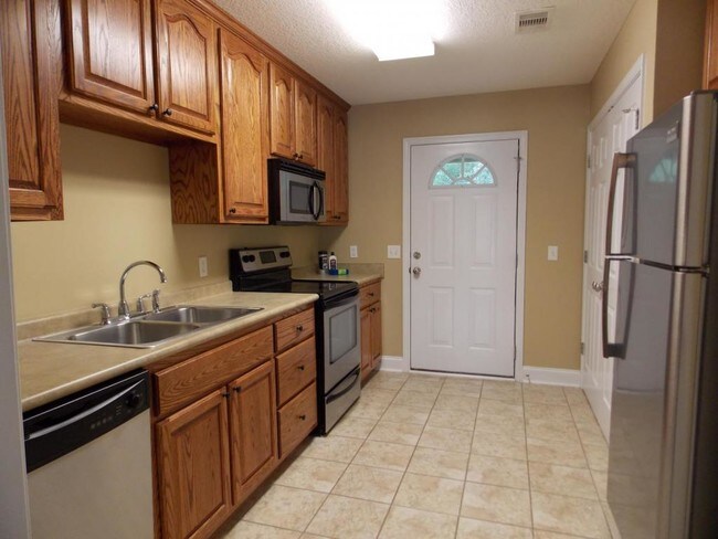 Building Photo - 110 Lakeview Commons Rd