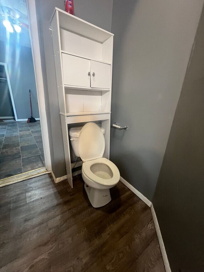 Building Photo - 520 N Alameda Ave