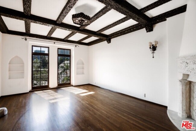 Building Photo - 1302 N Sweetzer Ave