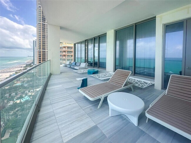 Building Photo - 17901 Collins Ave