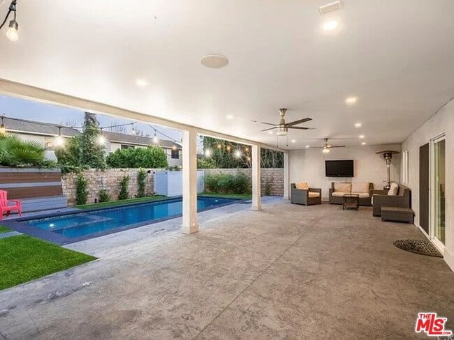 Building Photo - 6140 Rhodes Ave