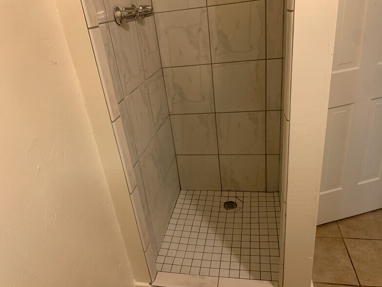 Building Photo - 832 S Maple Ave