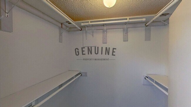 Building Photo - Charming 1Bd Upstairs Condo w/ Den & Garage