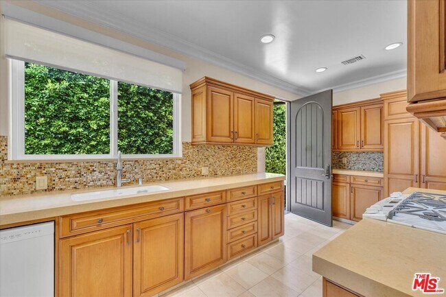 Building Photo - 5310 Leghorn Ave