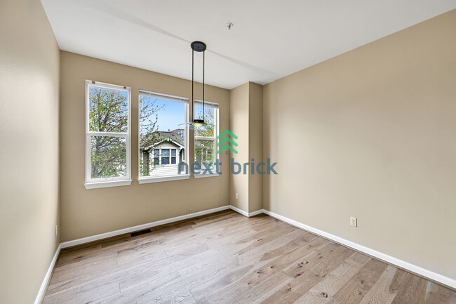 Building Photo - Beautiful 2 bed & 2.5 bath for rent