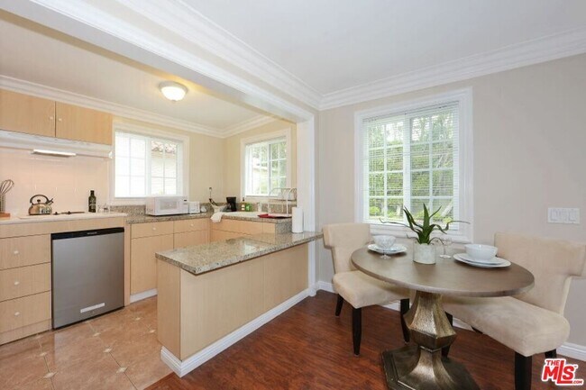 Building Photo - 10864 Wellworth Ave