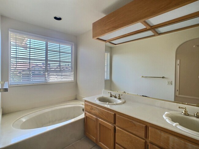 Building Photo - Spacious 4 Bedroom House in Berryessa Area