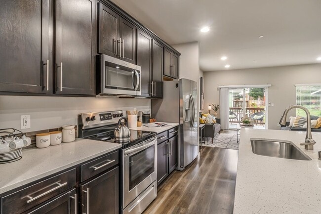 Building Photo - Modern Tri-Level 4BD/3.5BTH Townhouse in Lynnwood for Rent! Pet Friendly!