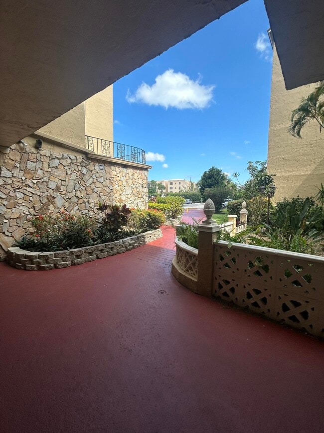 Building Photo - 2801 Somerset Dr