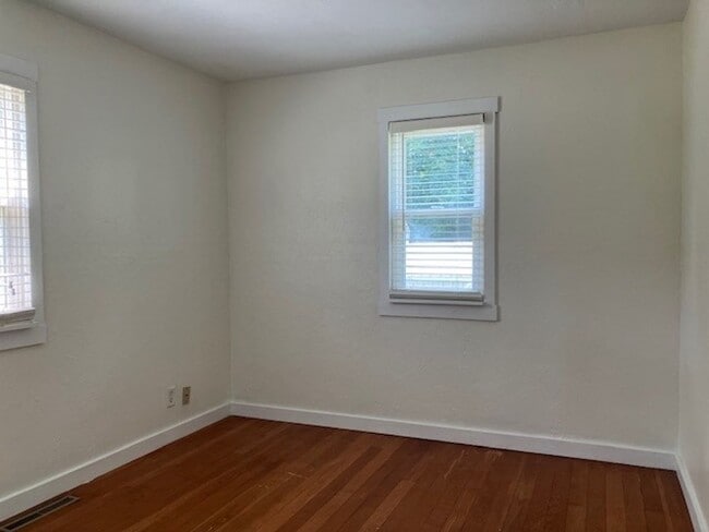Building Photo - 3-Bedroom 1 Bathroom Lake House!