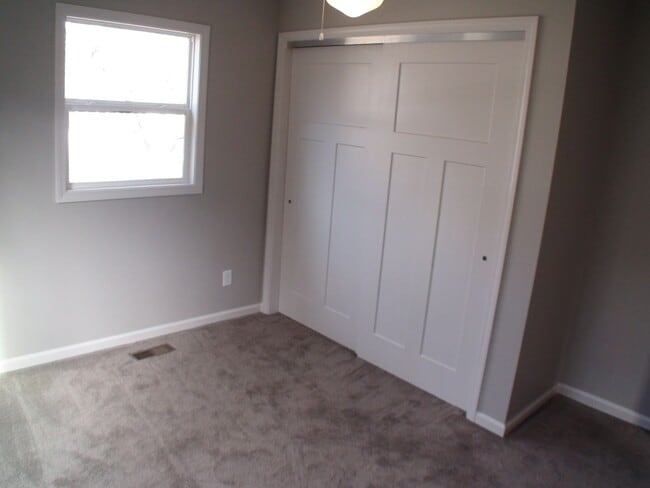 Building Photo - Charming Home Near Hessel Park