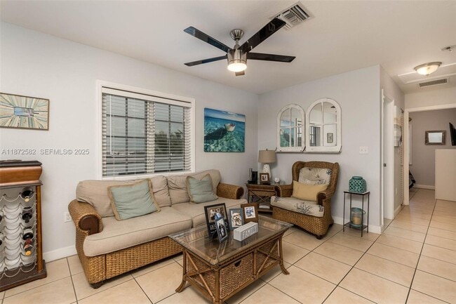 Building Photo - 325 Calusa St