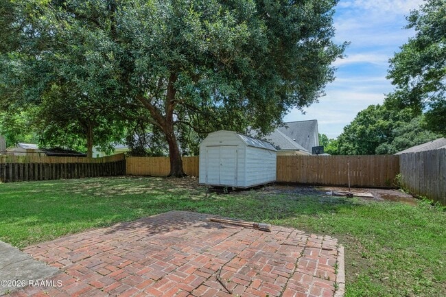 Building Photo - 118 Village Green Dr