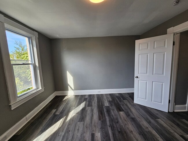 Building Photo - 2 bed 1 bath house for rent in Carrick !