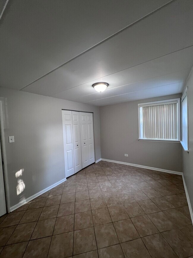 Building Photo - 10931 S Lloyd Dr
