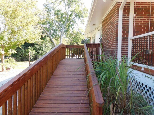 Building Photo - 893 Andrews Dr NW