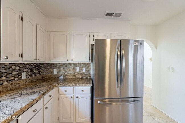 Building Photo - 3-bedroom townhome in great central Phoeni...