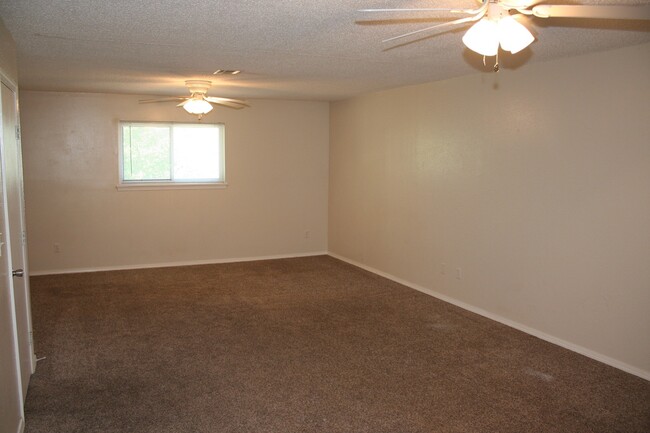 Building Photo - Massive 3 bedroom duplex with living room ...