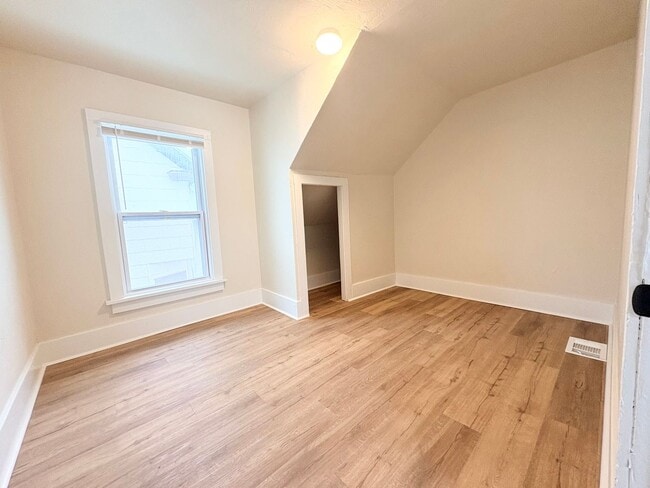 Building Photo - 520 12th Ave