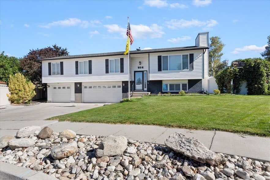 Front of House - 954 W River Point Cir