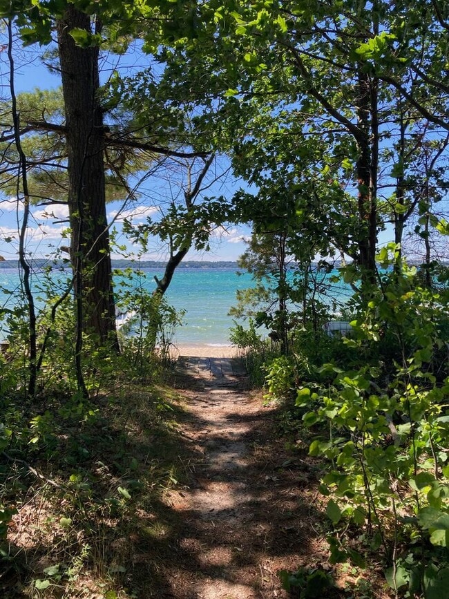 Building Photo - 2 Bedroom Extended Stay in Williamsburg with Low Off-Season Rates!