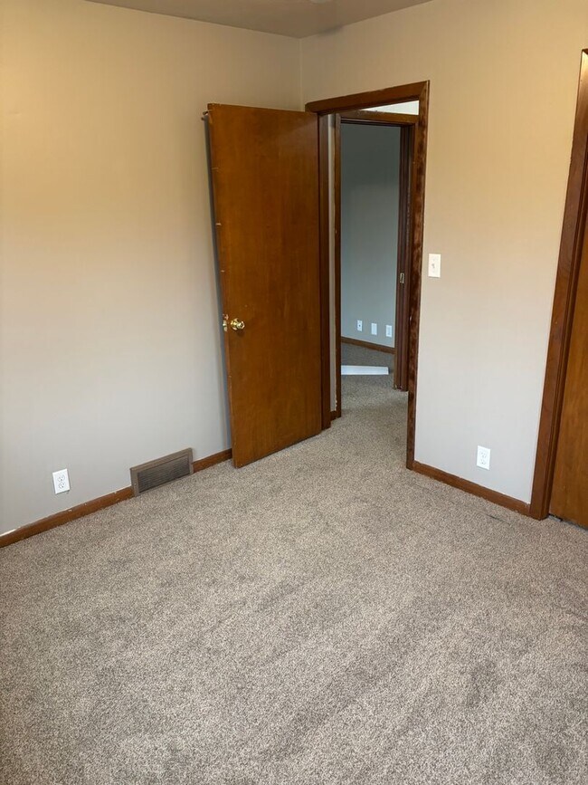 Building Photo - Eacker Rentals (1730 S 17th St)