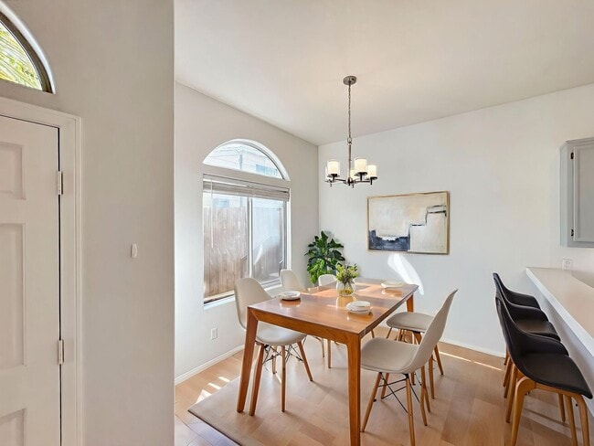 Building Photo - Beautiful 3BD/2.5BA W/ Attached Garage and In-Unit Laundry in Pacific Beach!