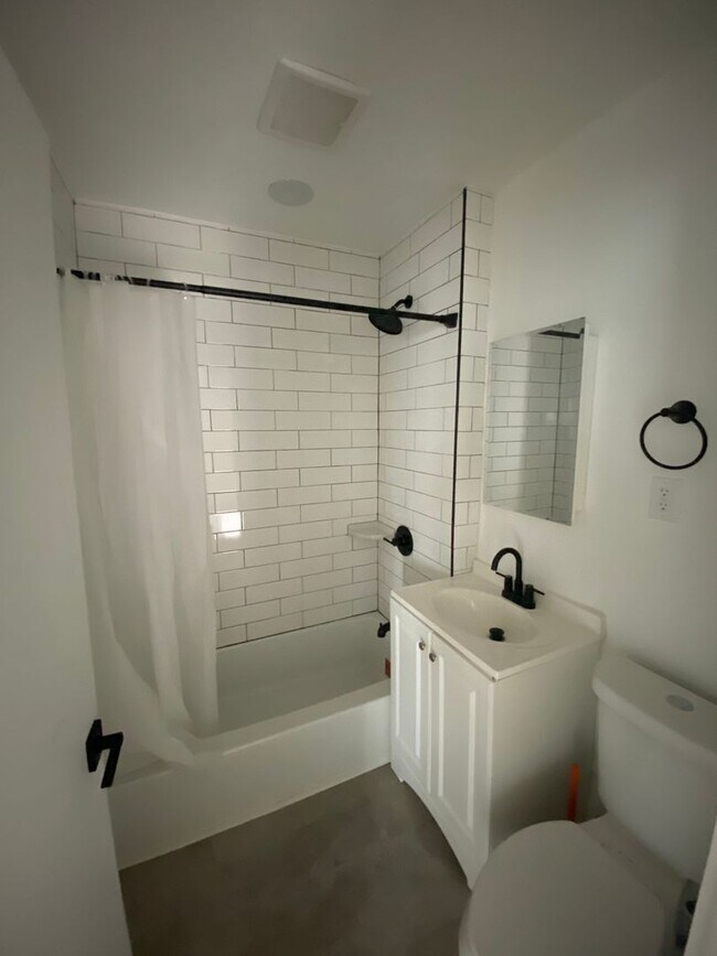 Building Photo - MOVE IN SPECIAL - Modern DTLB living with ...