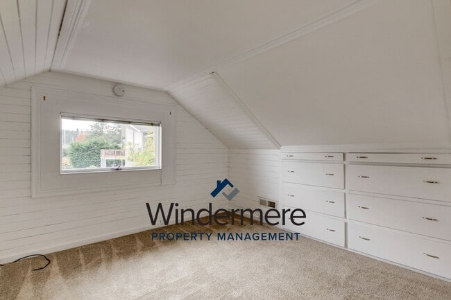 Building Photo - Three Bedroom, Two Bath Waterview