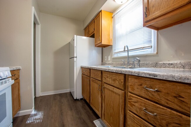 Building Photo - 3 Bedroom / 1 Bath Home with Fenced Backyard!