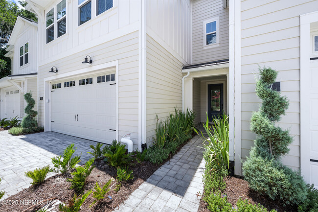 Building Photo - 27 Oak Pk Dr
