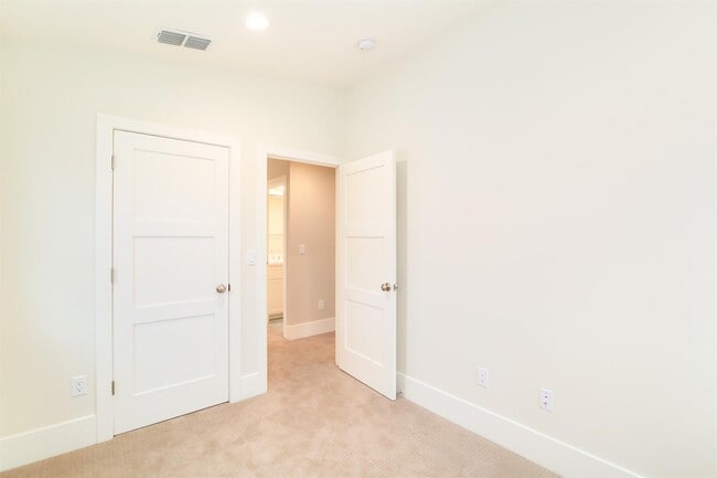 Building Photo - NEWER HOME -4 BED, 3.5 BATHS, 2 CAR GARAGE DOWNTOWN LIVING