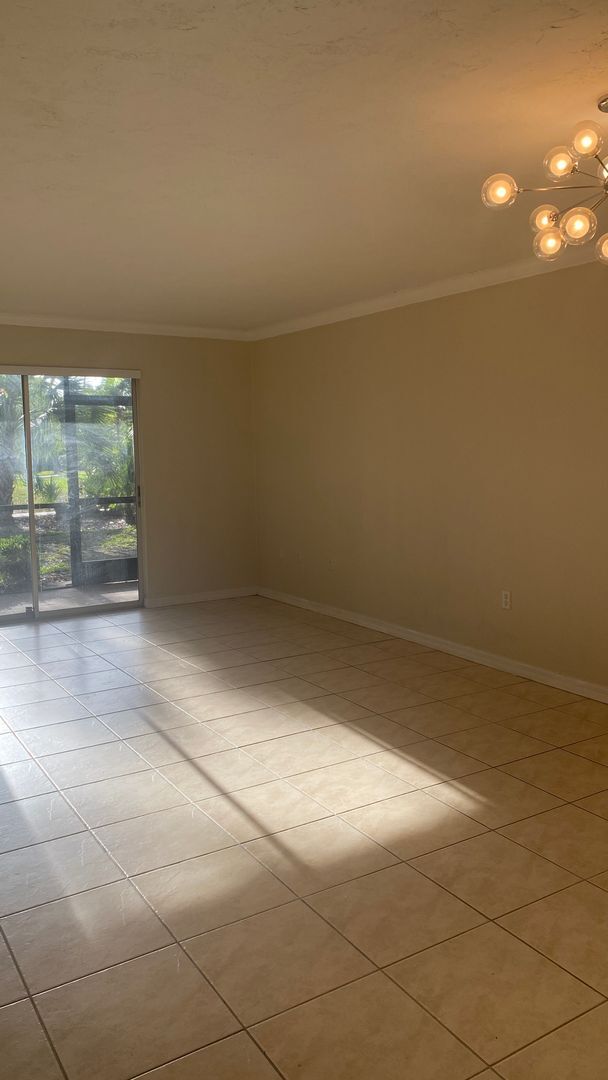 Building Photo - Updated 1-Bedroom Condo in a Gated Communi...