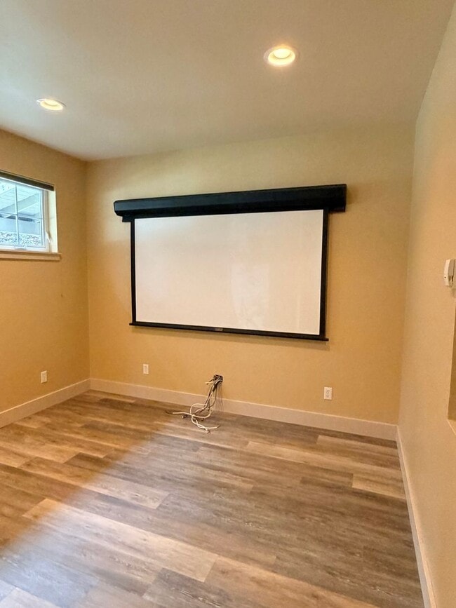 Building Photo - Beautiful West Side Townhome- Ready for Move In