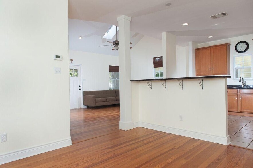 Building Photo - 707 W 35th St