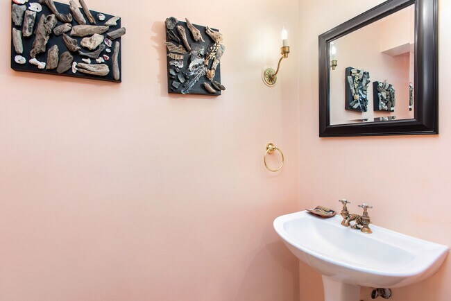 Building Photo - 100 N 8th St