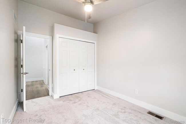 Building Photo - 38887 Country Cir