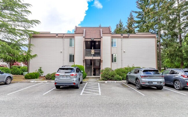 Building Photo - Bellevue Manor Condo, Great Location acros...