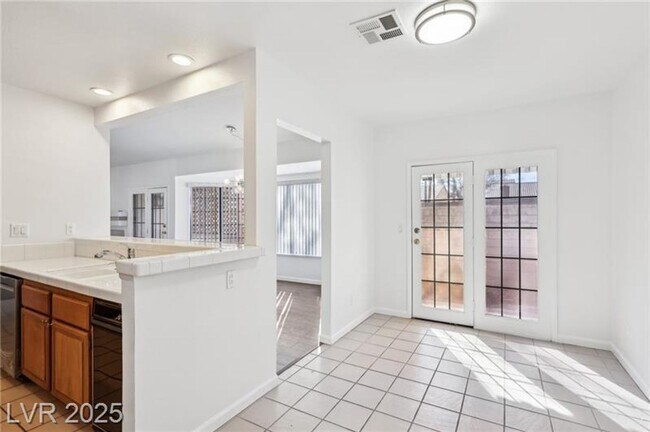Building Photo - SPACIOUS 3BEDROOM SINGLE STORY TOWNHOME IN...