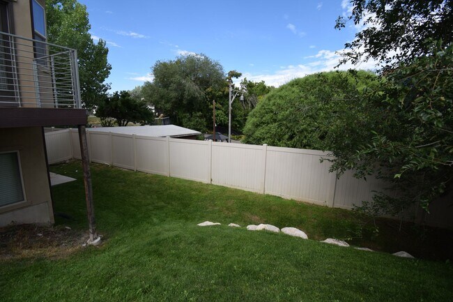 Building Photo - Great 3 Bed 2.5 Bath Townhome in Great Location!!!