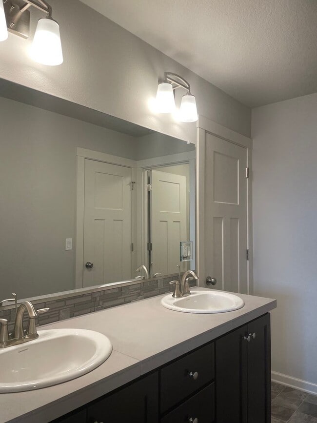 Building Photo - 4 Bed 2.5 Bath Home! Located near the Ridgefield Outdoor Recreation Center, equestrian facilities...