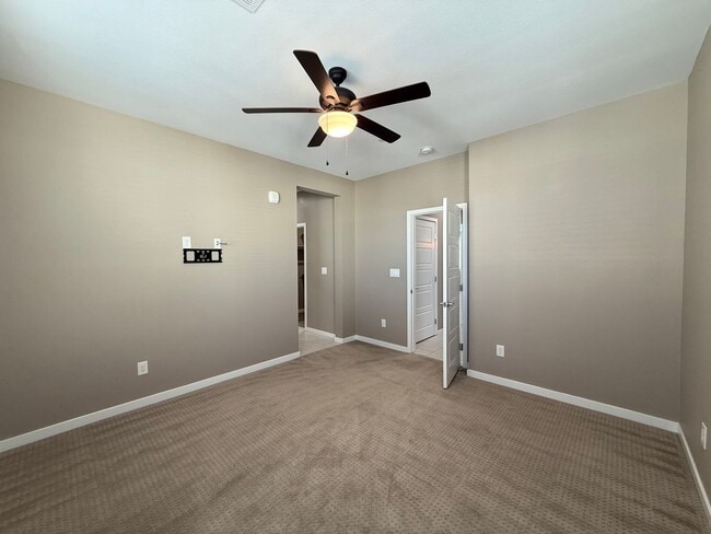 Building Photo - 2/BD 2.5/BA Luxury Gated Townhouse in Summ...