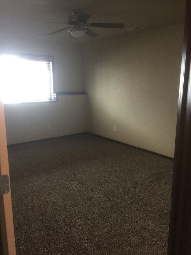 Building Photo - 2 Bed 1.5 Bath Plus Office